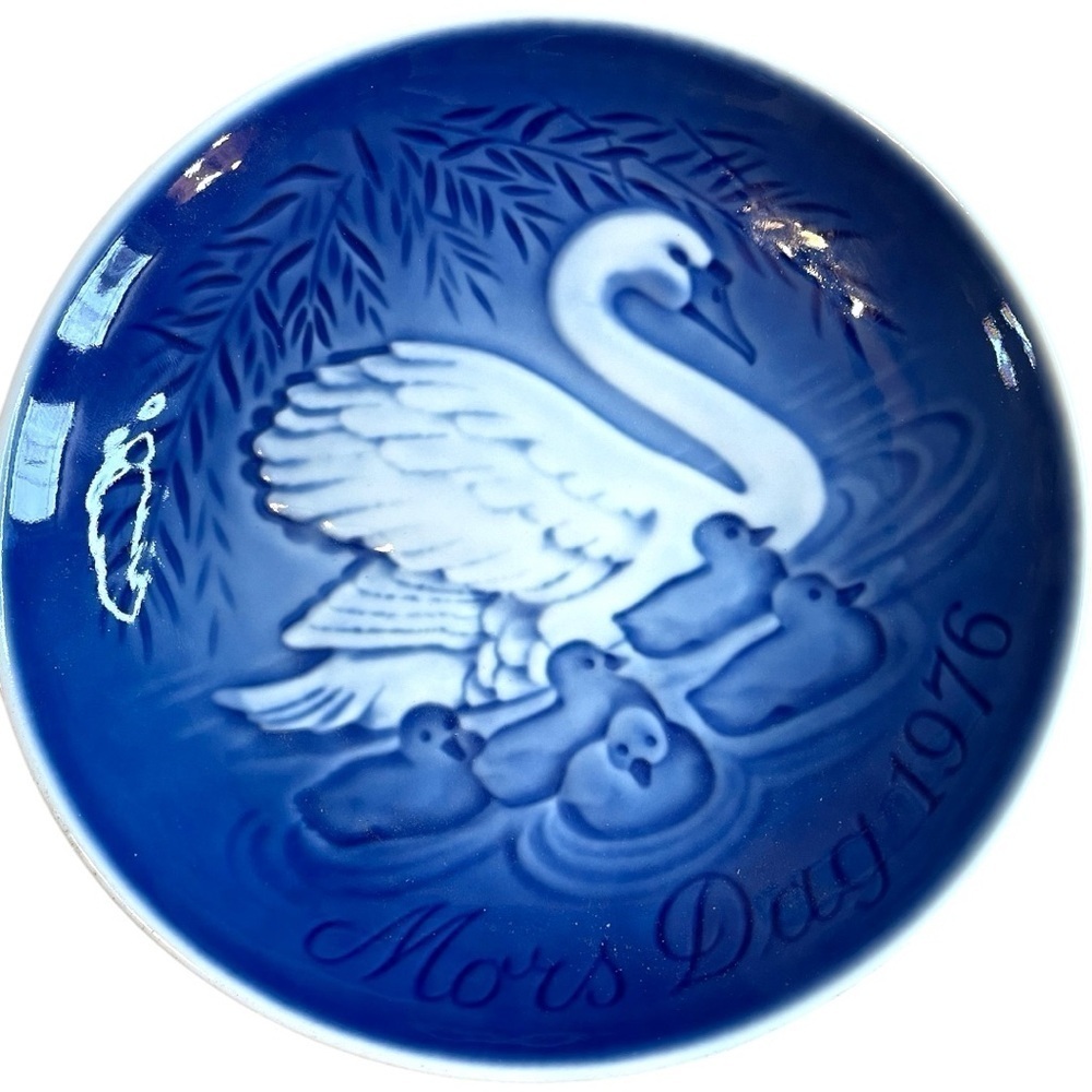 Two blue Mothers Day plates from the 1970’s, both feature swan and signets, EUC - Picture 5 of 6